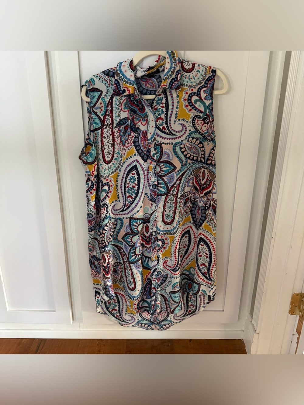 Sleeveless Paisley Print Women's Shirt - Multicolor